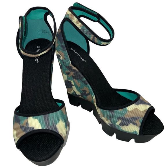 BAMBOO Shoes - Bamboo Ellen-07 Camo Mesh Wedge Sandals Size 7.5 Brand New